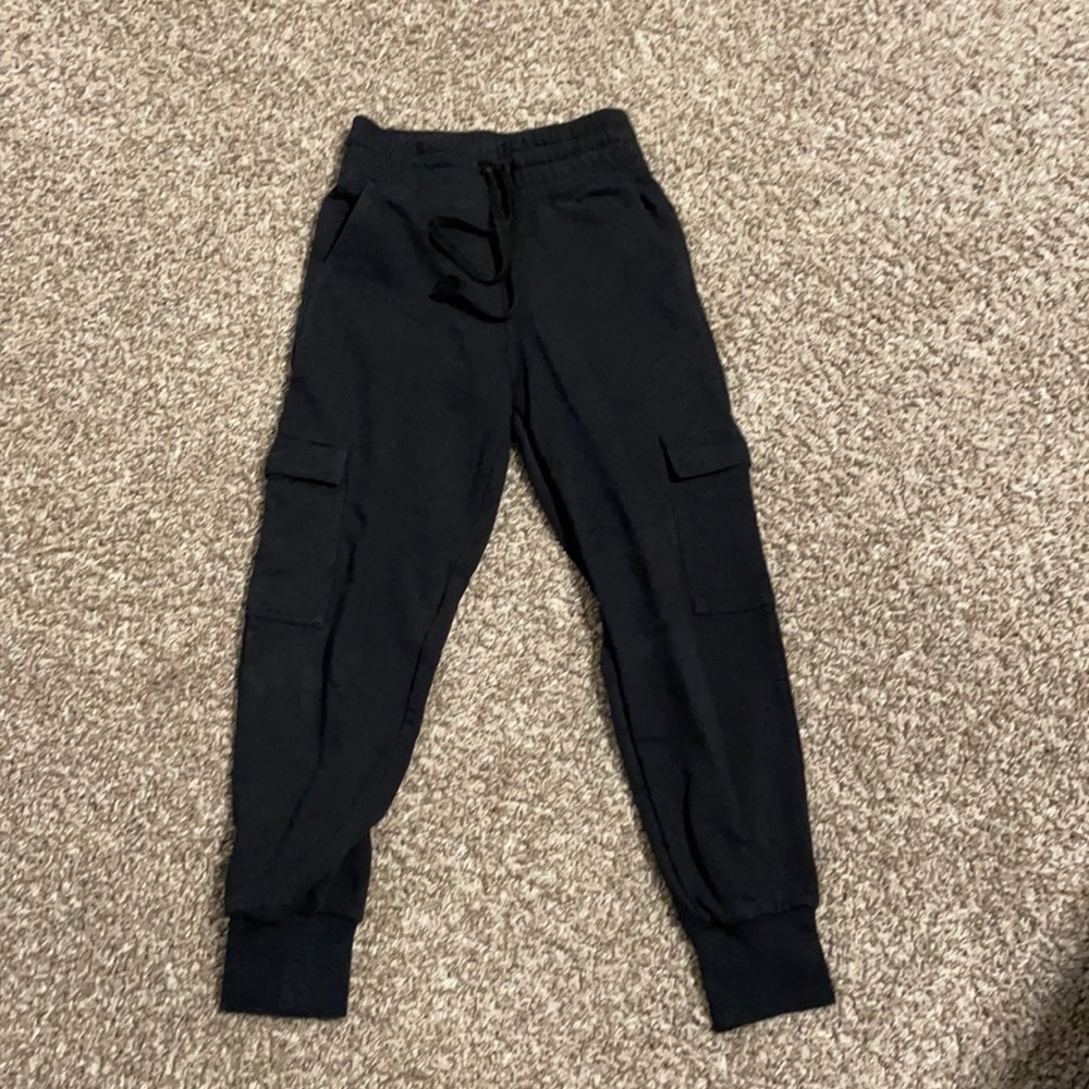 Fabletics, pocket, black sweats.